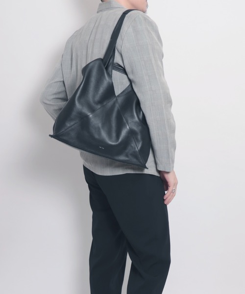 YArKA（ヤーカ）の「【YArKA/ヤーカ】real leather different length handles tote [trgl5] / 長短ハンドルトートバッグ（トートバッグ・レディース・ブラック・FREE）」の16枚目の写真