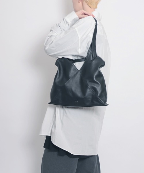 YArKA（ヤーカ）の「【YArKA/ヤーカ】real leather different length handles tote [trgl5] / 長短ハンドルトートバッグ（トートバッグ・レディース・ブラック・FREE）」の17枚目の写真