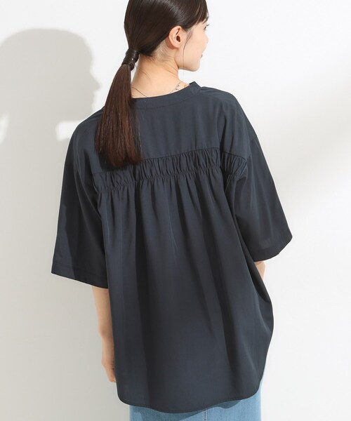 SHOO・LA・RUE（シューラルー）の「【S-LL/洗濯後しわになりにくい】バックギャザーがアクセント スッキパーブラウス（シャツ/ブラウス・レディース・カーキ/イエロー系その他/ナチュラル/ネイビー・01/02/03/04）」の3枚目の写真