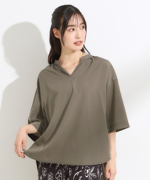 SHOO・LA・RUE（シューラルー）の「【S-LL/洗濯後しわになりにくい】バックギャザーがアクセント スッキパーブラウス（シャツ/ブラウス・レディース・カーキ/イエロー系その他/ナチュラル/ネイビー・01/02/03/04）」の5枚目の写真