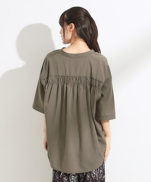 SHOO・LA・RUE（シューラルー）の「【S-LL/洗濯後しわになりにくい】バックギャザーがアクセント スッキパーブラウス（シャツ/ブラウス・レディース・カーキ/イエロー系その他/ナチュラル/ネイビー・01/02/03/04）」の6枚目の写真