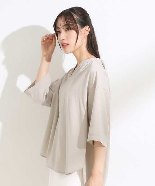 SHOO・LA・RUE（シューラルー）の「【S-LL/洗濯後しわになりにくい】バックギャザーがアクセント スッキパーブラウス（シャツ/ブラウス・レディース・カーキ/イエロー系その他/ナチュラル/ネイビー・01/02/03/04）」の14枚目の写真