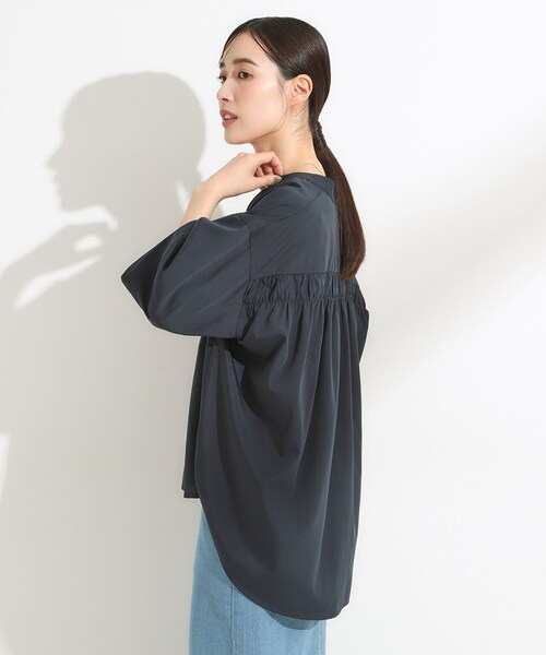 SHOO・LA・RUE（シューラルー）の「【S-LL/洗濯後しわになりにくい】バックギャザーがアクセント スッキパーブラウス（シャツ/ブラウス・レディース・カーキ/イエロー系その他/ナチュラル/ネイビー・01/02/03/04）」の18枚目の写真