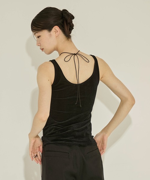 STUDIOUS（ステュディオス）の「【STUDIOUS/ステュディオス】VELOUR CUPIN HALTER　NECK CAMISOLE/ベロアカップインホルダーネックキャミソール（キャミソール・レディース・ブラック/グレー・1/2）」の6枚目の写真