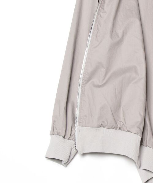 CINOH(チノ)の「COMPACT TWILL OPEN HOODIE(ブルゾン・メンズ・グレー/ブラック・44/46)」の4枚目の写真