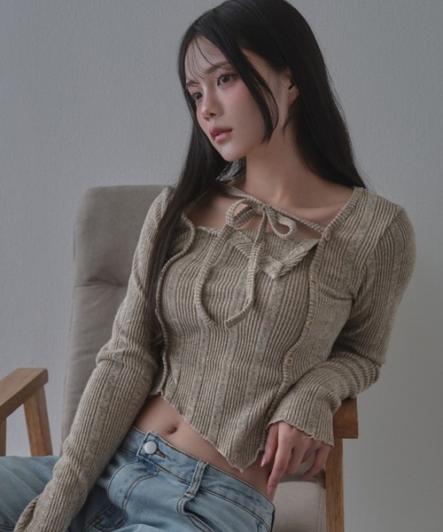 M DOLLY(エムドリー)の「asymmetric perla kint tops / アシンメトリーペルラニットトップス(ニット/セーター・レディース・ブラック/ベージュ・FREE)」の2枚目の写真