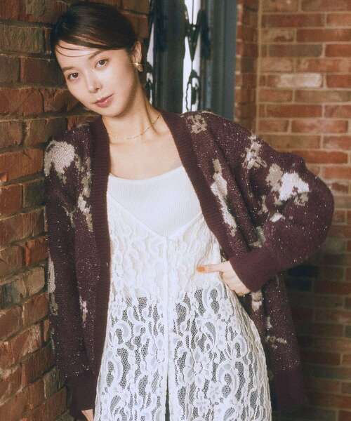 earth music&ecology（アースミュージックアンドエコロジー）の「フラワージャガードラメシャギーカーディガン（カーディガン/ボレロ・レディース・アイボリー/ボルドー/ネイビー・FREE）」の5枚目の写真