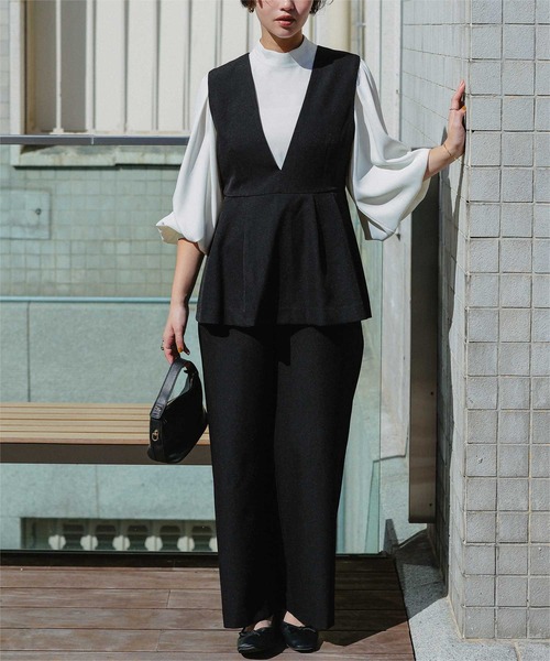 titivate（ティティベイト）の「Vネックペプラムドッキングオールインワン（つなぎ/オールインワン・レディース・ブラック/グレイッシュベージュ/ネイビー・M/S/SP/L）」の4枚目の写真