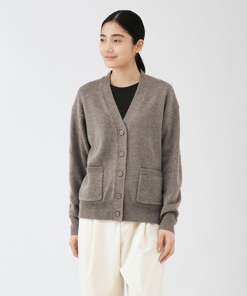無印良品(ムジルシリョウヒン)の「婦人 洗えるウールミドルゲージVネックカーディガン(カーディガン/ボレロ・レディース・オートミール/チャコールグレー/ブラック/ダークブラウン系/ライトグリーン/キャメル・XL/S/XS/L/M)」の3枚目の写真