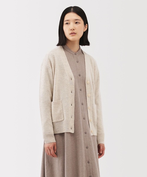 無印良品(ムジルシリョウヒン)の「婦人 洗えるウールミドルゲージVネックカーディガン(カーディガン/ボレロ・レディース・オートミール/チャコールグレー/ブラック/ダークブラウン系/ライトグリーン/キャメル・XL/S/XS/L/M)」の4枚目の写真