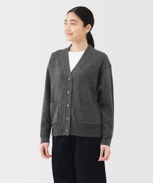 無印良品(ムジルシリョウヒン)の「婦人 洗えるウールミドルゲージVネックカーディガン(カーディガン/ボレロ・レディース・オートミール/チャコールグレー/ブラック/ダークブラウン系/ライトグリーン/キャメル・XL/S/XS/L/M)」の1枚目の写真