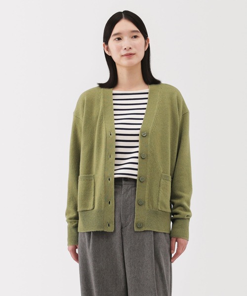 無印良品(ムジルシリョウヒン)の「婦人 洗えるウールミドルゲージVネックカーディガン(カーディガン/ボレロ・レディース・オートミール/チャコールグレー/ブラック/ダークブラウン系/ライトグリーン/キャメル・XL/S/XS/L/M)」の5枚目の写真