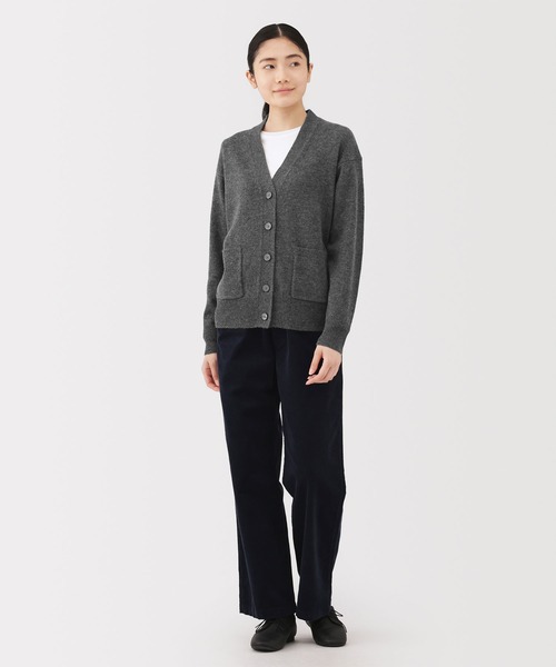無印良品(ムジルシリョウヒン)の「婦人 洗えるウールミドルゲージVネックカーディガン(カーディガン/ボレロ・レディース・オートミール/チャコールグレー/ブラック/ダークブラウン系/ライトグリーン/キャメル・XL/S/XS/L/M)」の10枚目の写真