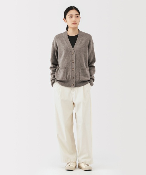 無印良品(ムジルシリョウヒン)の「婦人 洗えるウールミドルゲージVネックカーディガン(カーディガン/ボレロ・レディース・オートミール/チャコールグレー/ブラック/ダークブラウン系/ライトグリーン/キャメル・XL/S/XS/L/M)」の13枚目の写真