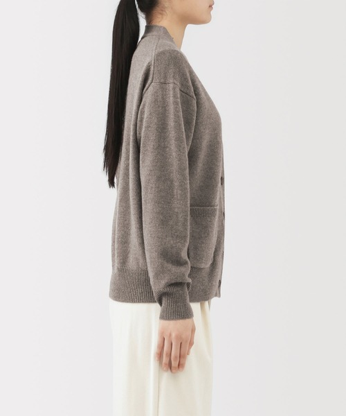 無印良品(ムジルシリョウヒン)の「婦人 洗えるウールミドルゲージVネックカーディガン(カーディガン/ボレロ・レディース・オートミール/チャコールグレー/ブラック/ダークブラウン系/ライトグリーン/キャメル・XL/S/XS/L/M)」の14枚目の写真