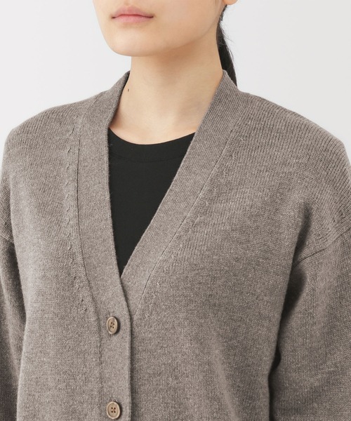 無印良品(ムジルシリョウヒン)の「婦人 洗えるウールミドルゲージVネックカーディガン(カーディガン/ボレロ・レディース・オートミール/チャコールグレー/ブラック/ダークブラウン系/ライトグリーン/キャメル・XL/S/XS/L/M)」の16枚目の写真