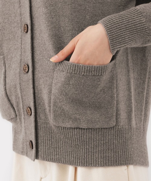 無印良品(ムジルシリョウヒン)の「婦人 洗えるウールミドルゲージVネックカーディガン(カーディガン/ボレロ・レディース・オートミール/チャコールグレー/ブラック/ダークブラウン系/ライトグリーン/キャメル・XL/S/XS/L/M)」の17枚目の写真