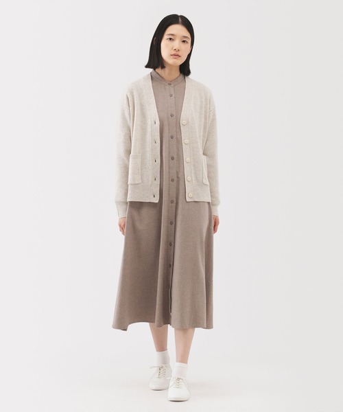 無印良品(ムジルシリョウヒン)の「婦人 洗えるウールミドルゲージVネックカーディガン(カーディガン/ボレロ・レディース・オートミール/チャコールグレー/ブラック/ダークブラウン系/ライトグリーン/キャメル・XL/S/XS/L/M)」の20枚目の写真