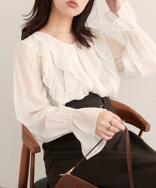 natural couture（ナチュラルクチュール）の「【WEB限定】フリリーブラウス（シャツ/ブラウス・レディース・ブラック/ブラウン/イエロー/オフホワイト・FREE）」の2枚目の写真