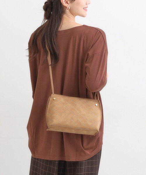 SHOO・LA・RUE（シューラルー）の「ステッチショルダーバッグ（ショルダーバッグ・レディース・キャメル/ブラック/グレー・00）」の3枚目の写真