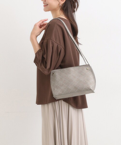 SHOO・LA・RUE（シューラルー）の「ステッチショルダーバッグ（ショルダーバッグ・レディース・キャメル/ブラック/グレー・00）」の19枚目の写真