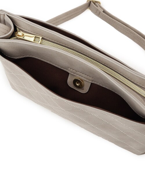 SHOO・LA・RUE（シューラルー）の「ステッチショルダーバッグ（ショルダーバッグ・レディース・キャメル/ブラック/グレー・00）」の16枚目の写真