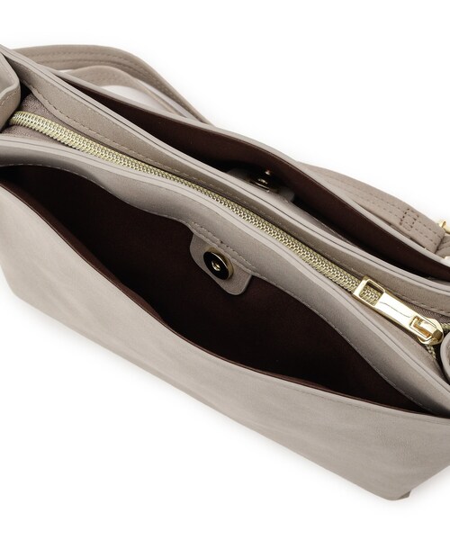 SHOO・LA・RUE（シューラルー）の「ステッチショルダーバッグ（ショルダーバッグ・レディース・キャメル/ブラック/グレー・00）」の17枚目の写真