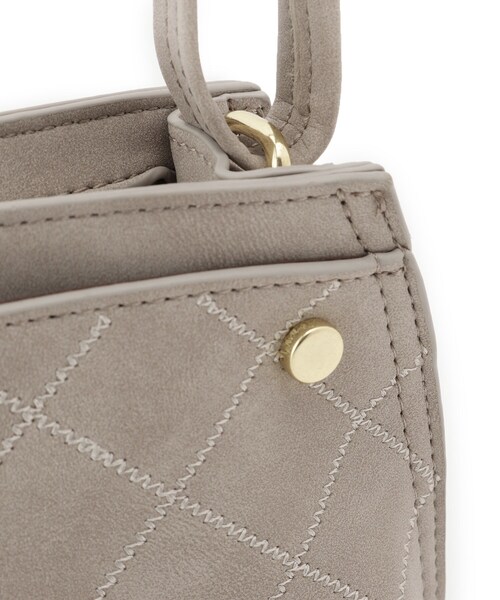 SHOO・LA・RUE（シューラルー）の「ステッチショルダーバッグ（ショルダーバッグ・レディース・キャメル/ブラック/グレー・00）」の18枚目の写真