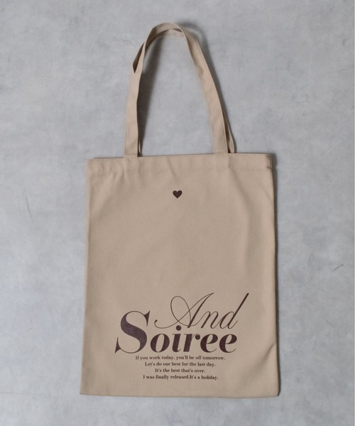 &soiree(アンドソワレ)の「【&soiree】メッセージロゴプリントトート(トートバッグ・メンズ・アイボリー/グレー/ブラウン/ベージュ/ネイビー・FREE)」の6枚目の写真