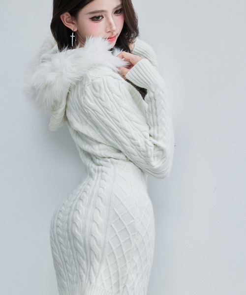 VEILA(ヴェイラ)の「フェイクファーフード付きリブニットワンピース(ワンピース・レディース・ホワイト/ブラック・フリー)」の9枚目の写真