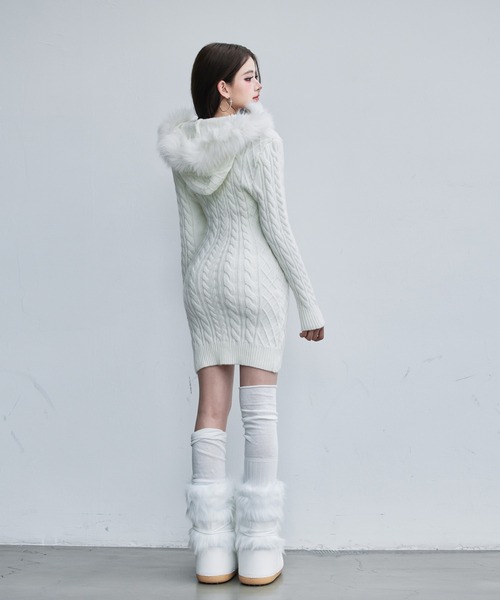 VEILA(ヴェイラ)の「フェイクファーフード付きリブニットワンピース(ワンピース・レディース・ホワイト/ブラック・フリー)」の8枚目の写真