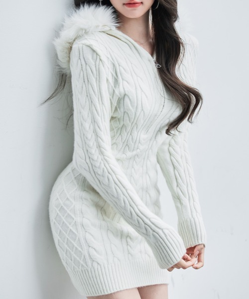 VEILA(ヴェイラ)の「フェイクファーフード付きリブニットワンピース(ワンピース・レディース・ホワイト/ブラック・フリー)」の7枚目の写真