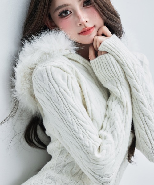 VEILA(ヴェイラ)の「フェイクファーフード付きリブニットワンピース(ワンピース・レディース・ホワイト/ブラック・フリー)」の6枚目の写真