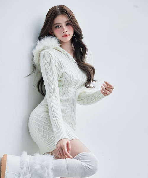 VEILA(ヴェイラ)の「フェイクファーフード付きリブニットワンピース(ワンピース・レディース・ホワイト/ブラック・フリー)」の5枚目の写真