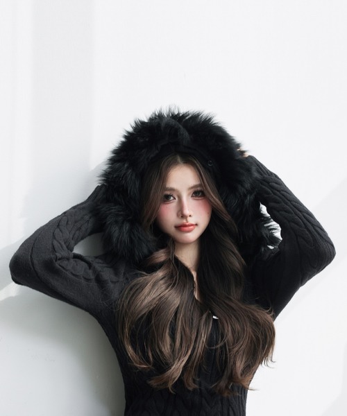 VEILA(ヴェイラ)の「フェイクファーフード付きリブニットワンピース(ワンピース・レディース・ホワイト/ブラック・フリー)」の21枚目の写真