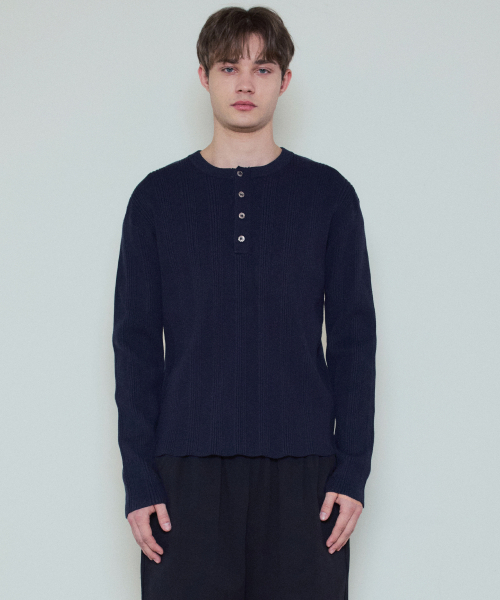 WEDNESDAY OASIS(ウェンズデーオアシス)の「オールウェイズリブドヘンリーネックウォッシャブルニット_Navy(WC25_KN04)(ニット/セーター・メンズ・ネイビー・MEDIUM/LARGE)」の2枚目の写真