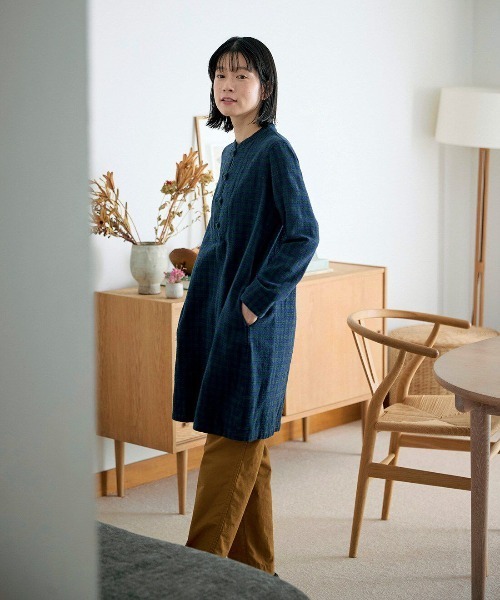 Sunny clouds(サニークラウズ)の「サニークラウズ トリックチェック割烹着ワンピース〈レディース〉(ワンピース・レディース・ネイビー/ピンク系その他/スミクロ・3L/MP/LL/L/M)」の5枚目の写真
