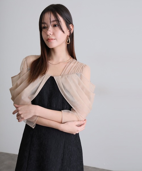 atlo（アトロ）の「チュール ドレープ ジャガード オフショル風 パーティー ドレス お呼ばれ ミモレ丈&七分袖 結婚式 二次会 フォーマル オケージョンドレス 同窓会 成人式 （ドレス・レディース・ベージュ/チャコール/グレー/グリーン・M/S/L）」の3枚目の写真
