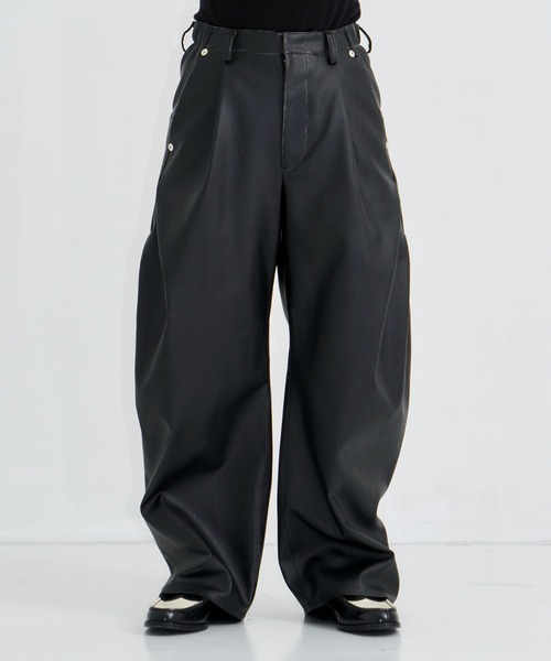CONZ（コンズ）の「CURVED LEG TROUSERS FAUX LEATHER（スラックス・メンズ・ブラック・1/3/2）」の3枚目の写真