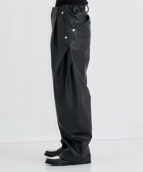 CONZ（コンズ）の「CURVED LEG TROUSERS FAUX LEATHER（スラックス・メンズ・ブラック・1/3/2）」の4枚目の写真