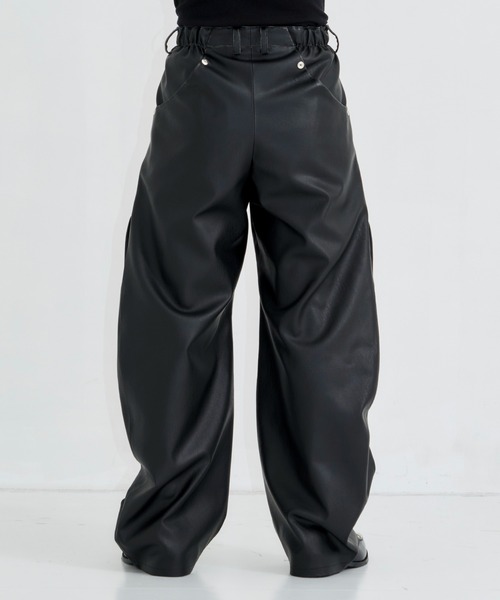 CONZ（コンズ）の「CURVED LEG TROUSERS FAUX LEATHER（スラックス・メンズ・ブラック・1/3/2）」の5枚目の写真