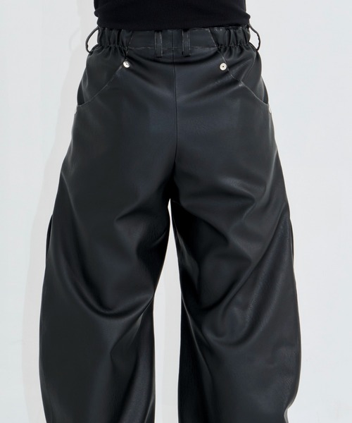 CONZ（コンズ）の「CURVED LEG TROUSERS FAUX LEATHER（スラックス・メンズ・ブラック・1/3/2）」の8枚目の写真