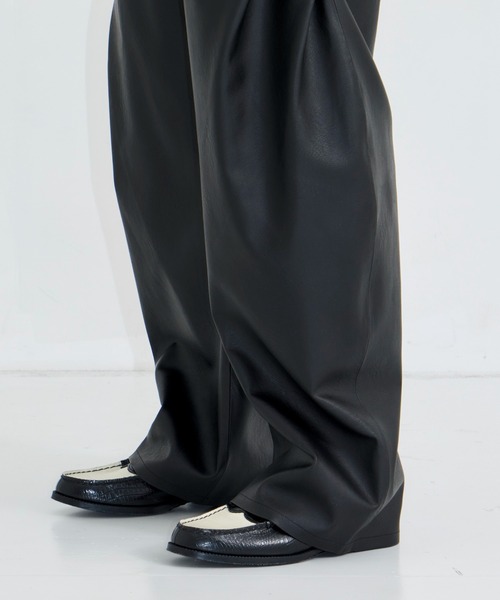 CONZ（コンズ）の「CURVED LEG TROUSERS FAUX LEATHER（スラックス・メンズ・ブラック・1/3/2）」の9枚目の写真