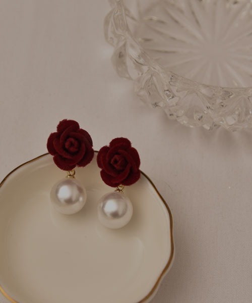 VIBGYOR Women（ヴィブジョー　ウィメン）の「【resonance】カメリアモチーフ パール ピアス（ピアス（両耳用）・レディース・ワイン系1/ワイン系2・FREE）」の3枚目の写真
