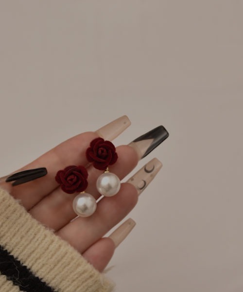 VIBGYOR Women（ヴィブジョー　ウィメン）の「【resonance】カメリアモチーフ パール ピアス（ピアス（両耳用）・レディース・ワイン系1/ワイン系2・FREE）」の4枚目の写真