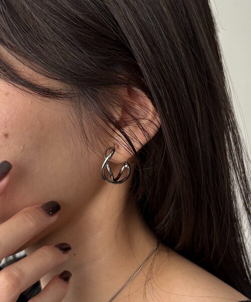 GOLDY（ゴールディ）の「〈GOLDY/ゴールディ〉ツイストフープイヤリング（イヤリング・レディース・シルバー/ゴールド・FREE）」の3枚目の写真