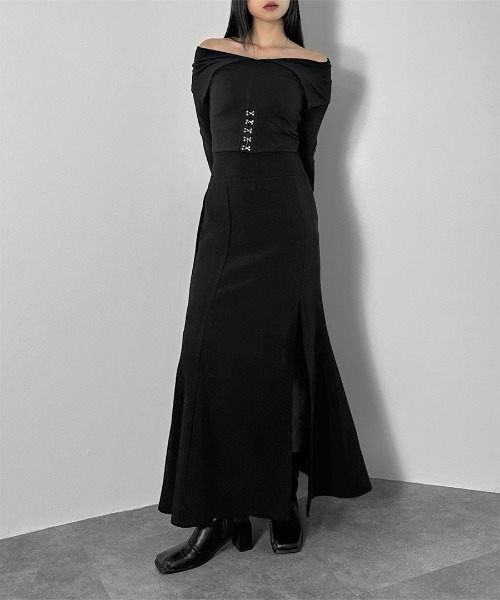 LVEU.（ラブユ.）の「【LVEU.】フロントホックデザインオフショルトップス / トップス ニット 長袖 オフショル オフショルダー コルセット風 クロップド ショート ブラック モード（Tシャツ/カットソー・レディース・ブラック・FREE）」の2枚目の写真