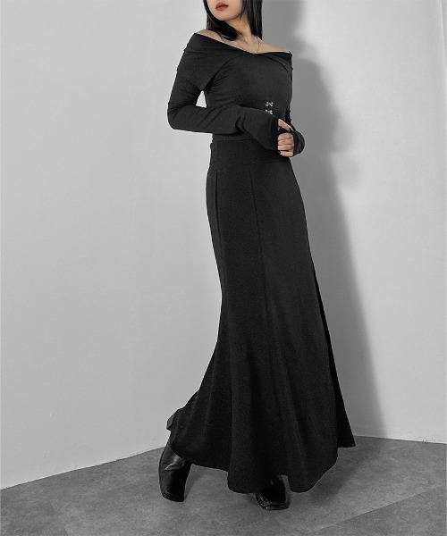 LVEU.（ラブユ.）の「【LVEU.】フロントホックデザインオフショルトップス / トップス ニット 長袖 オフショル オフショルダー コルセット風 クロップド ショート ブラック モード（Tシャツ/カットソー・レディース・ブラック・FREE）」の3枚目の写真
