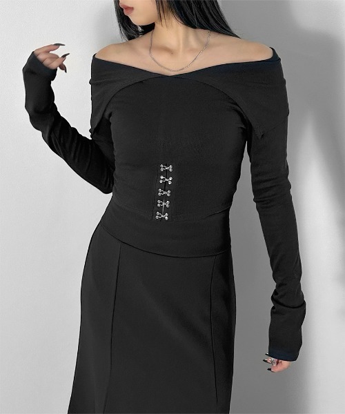 LVEU.（ラブユ.）の「【LVEU.】フロントホックデザインオフショルトップス / トップス ニット 長袖 オフショル オフショルダー コルセット風 クロップド ショート ブラック モード（Tシャツ/カットソー・レディース・ブラック・FREE）」の5枚目の写真
