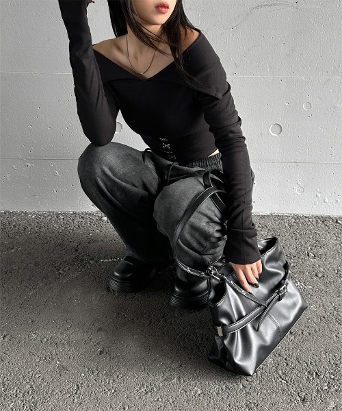 LVEU.（ラブユ.）の「【LVEU.】フロントホックデザインオフショルトップス / トップス ニット 長袖 オフショル オフショルダー コルセット風 クロップド ショート ブラック モード（Tシャツ/カットソー・レディース・ブラック・FREE）」の7枚目の写真